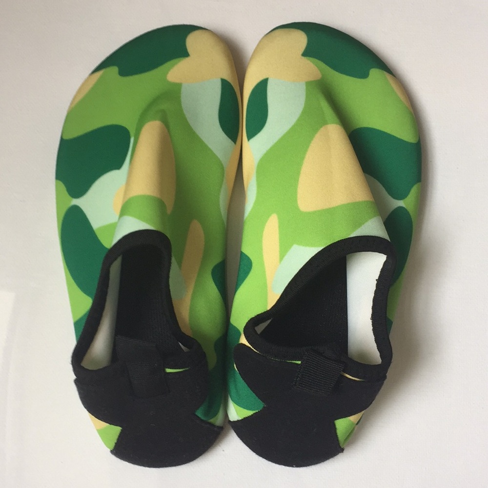 “Skin shoes” water shoes